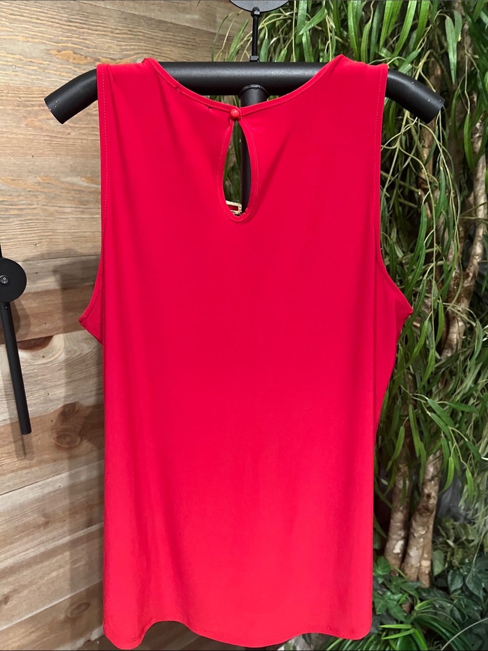 AUW red sleeveless blouse tank with v neck & gold detail. Slinky knit fabric L - Picture 2 of 4